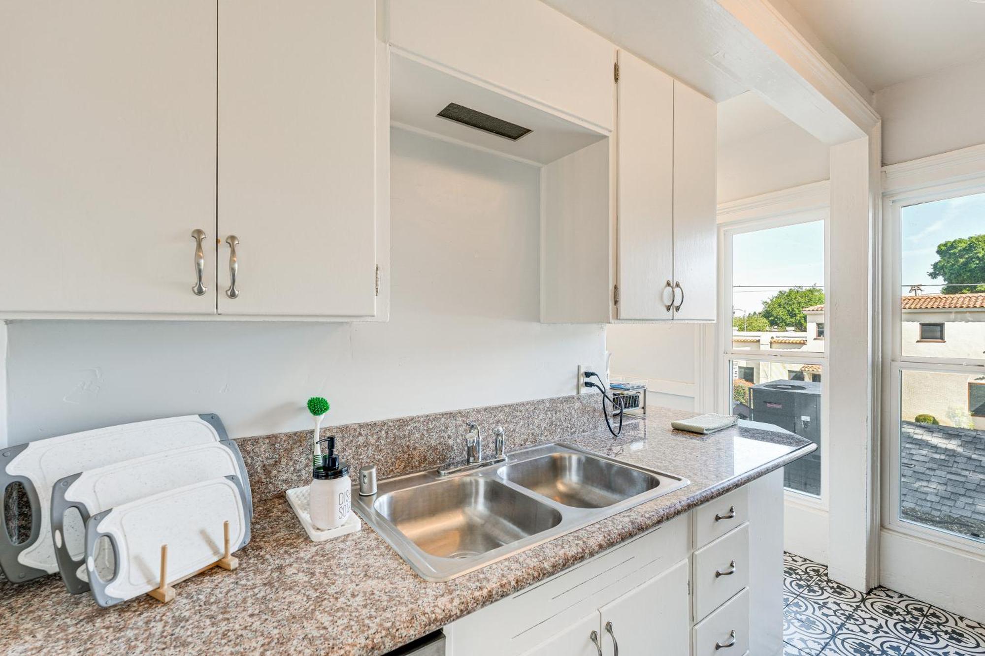 Bright Woodland Apartment Walk To Main Street Exterior photo