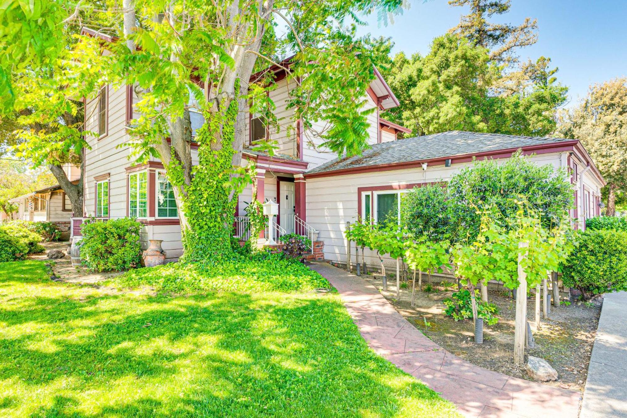 Bright Woodland Apartment Walk To Main Street Exterior photo